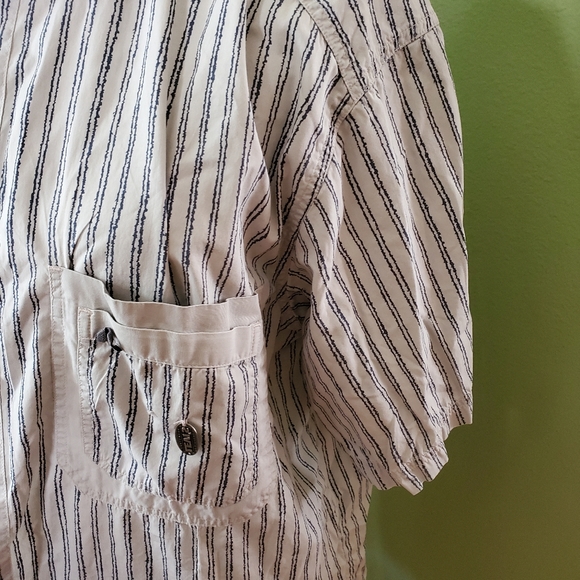 Levis mens short-sleeved button down shirt. Large. - Picture 3 of 10